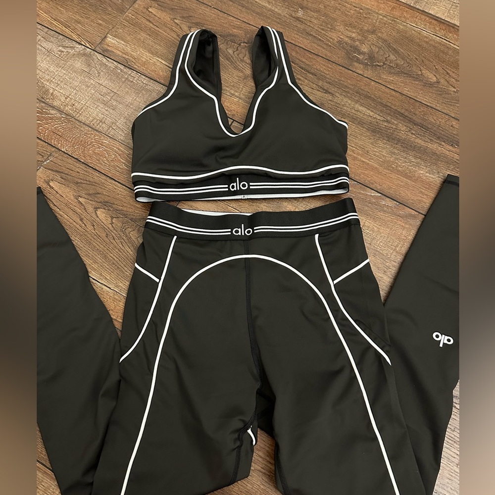 ALO Yoga Women's Sports Bra and Pants Set in Black